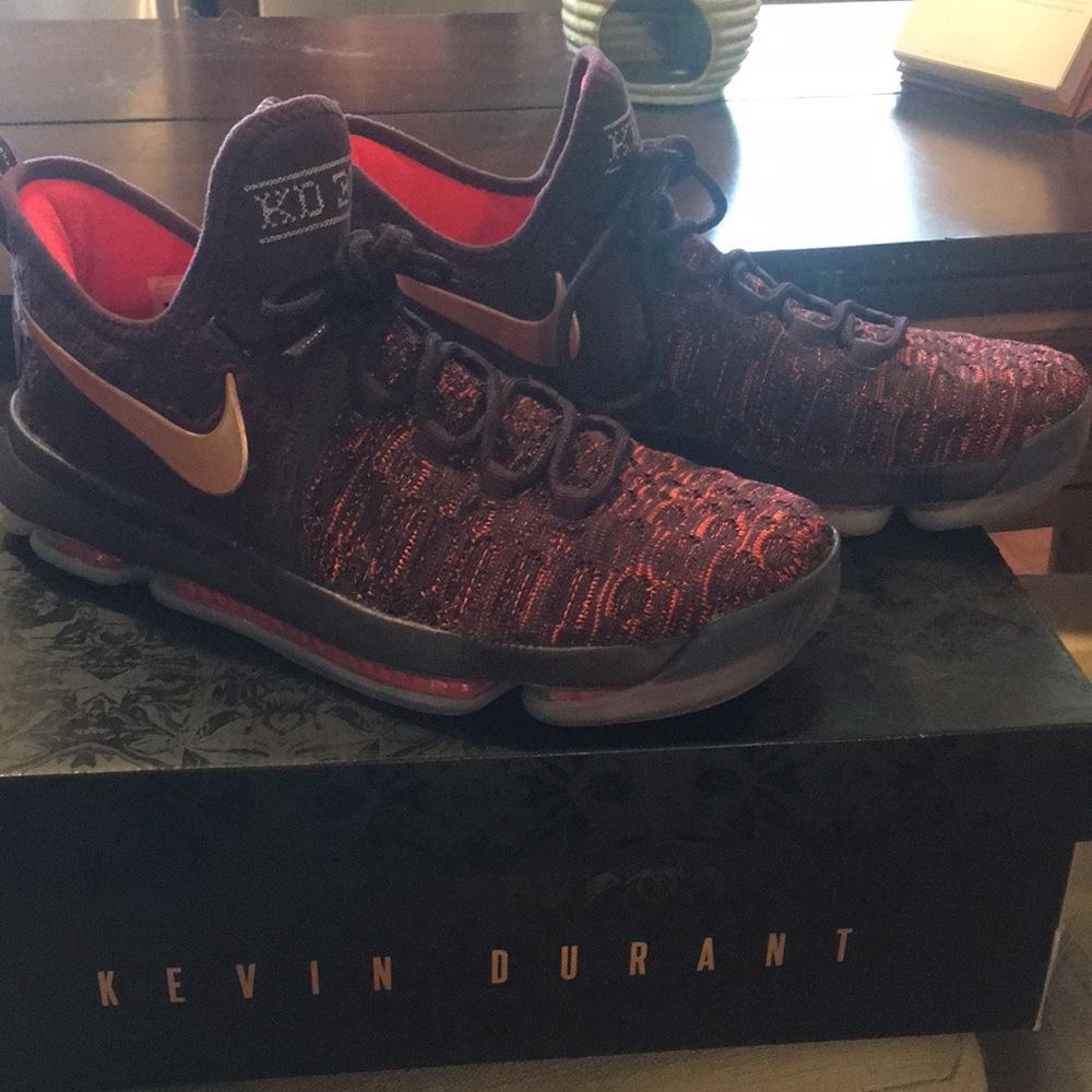 VEUC. Kd 9 Xmas worn one time.